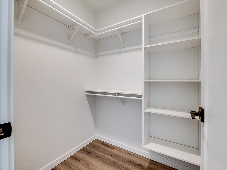 1x1 Walk-In Closet
