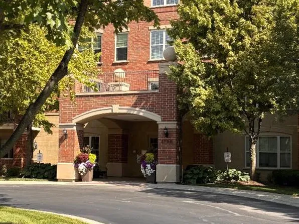 2700 Summit Dr APT 101, Glenview, IL 60025