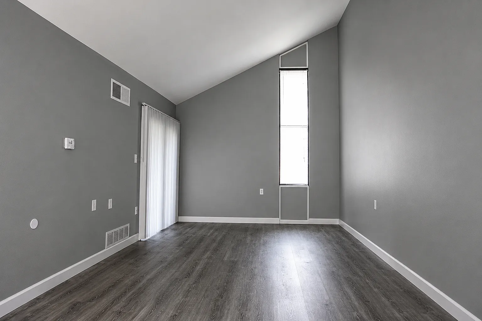 Salem Crown Apartments - 3H — Photo 1