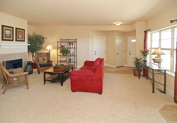 Lovely living rm w/ fireplace