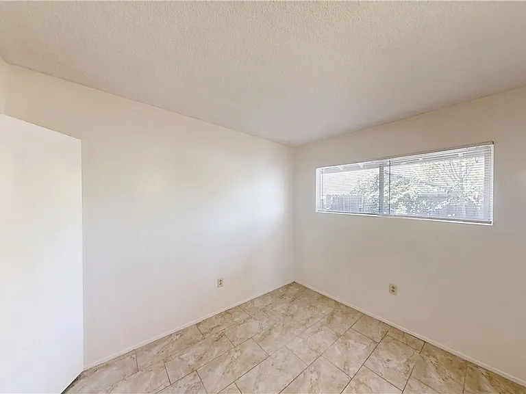 947 Park Ave — Photo 5