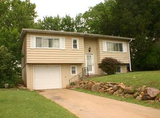 3542 SW Twilight Dr, Topeka, KS 66614