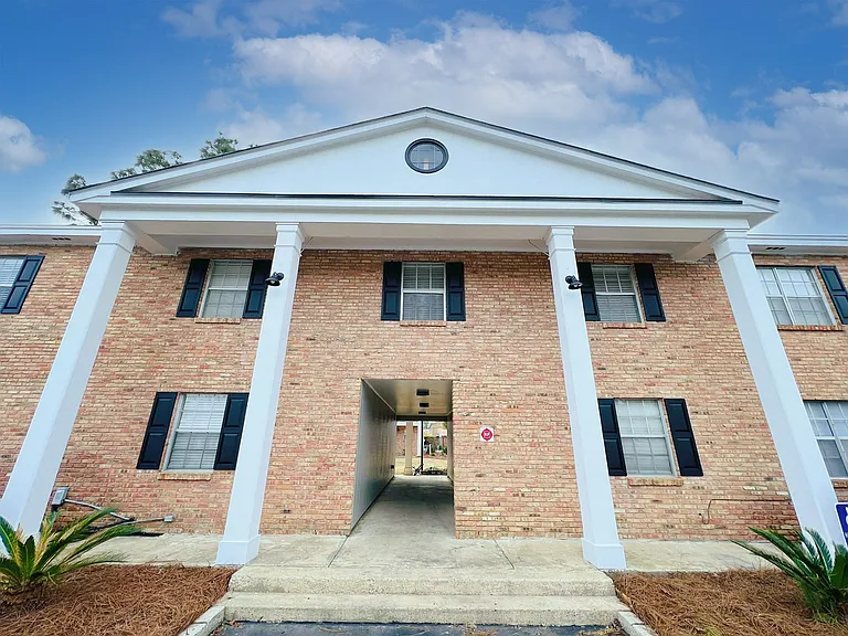 Colony House Apartments — Photo 20