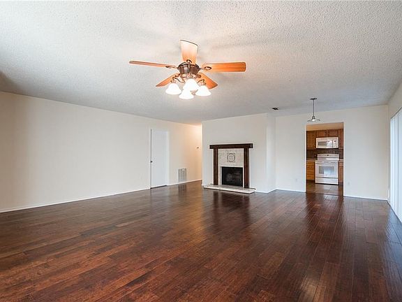 3rd image of 3009 White Oak Ln