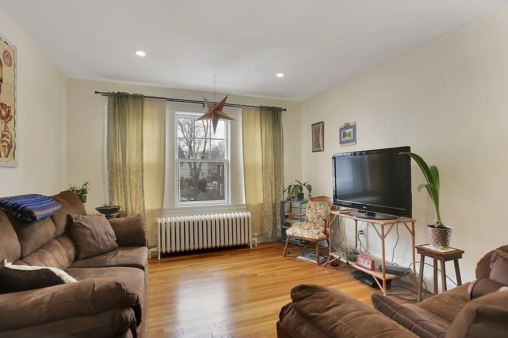 4 bed, 1600 sqft, $3,850 — Photo 2