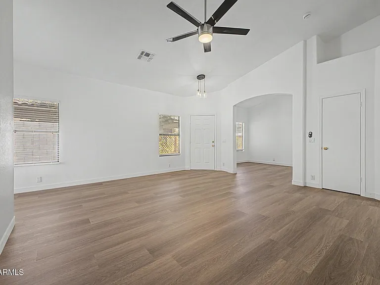 8868 W Laurel Ln — Photo 6