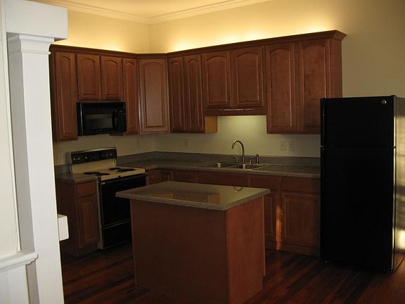 4th image of 904 N Main St APT 1