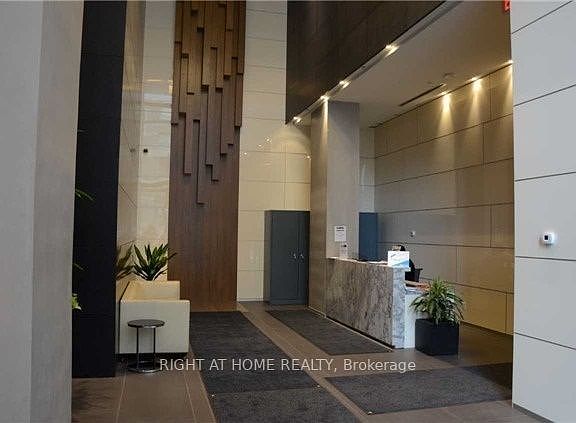 5th image of 15 Grenville St #3107