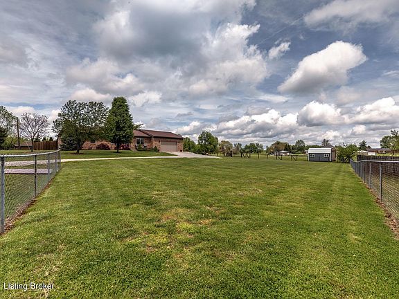 4th image of 556 Truman Dr