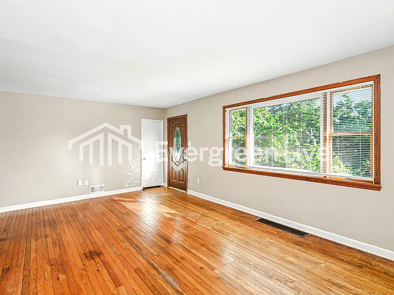 521 Stevenson Rd — Photo 4