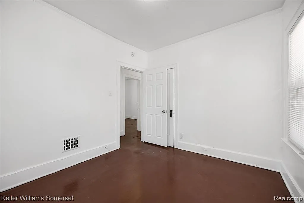 3 bed, 1.0 bath, 1056 sqft, $1,250 — Photo 2