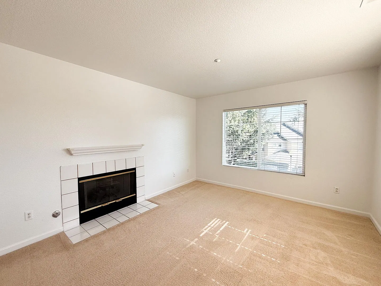 Well Maintained Two Bedroom Upper Unit Townhome in Copper Hill Community. — Photo 3