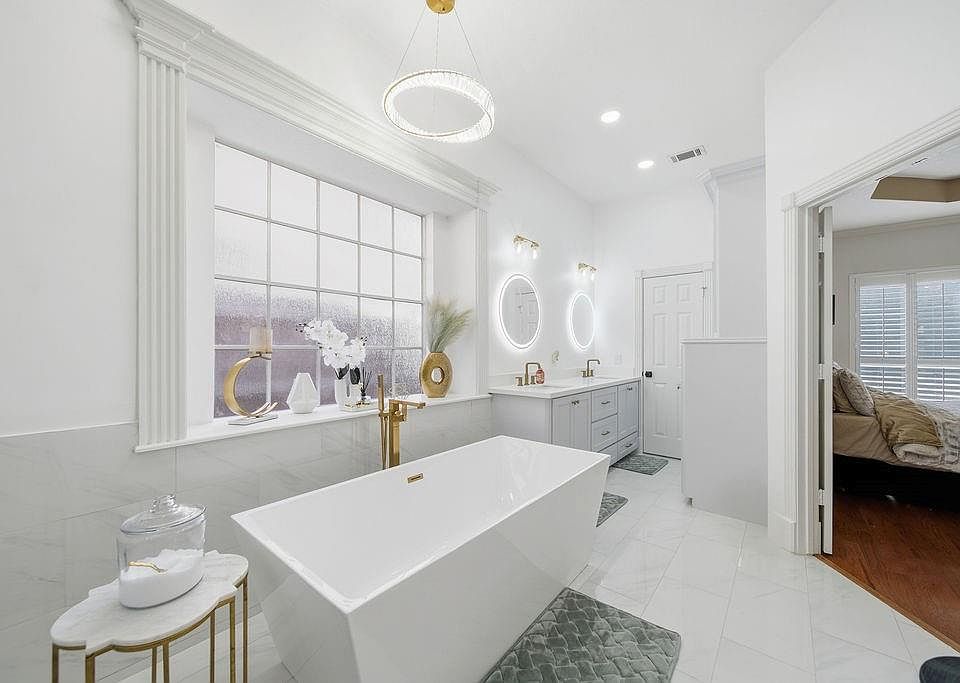 1st image of 5811 Desert Oak Way