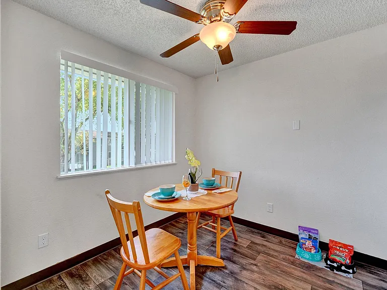 Karens Korner Apartments — Photo 7