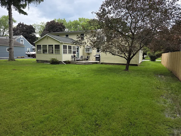 32 Mercedes Dr — Photo 2