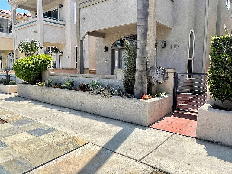 312 14th St — Photo 23