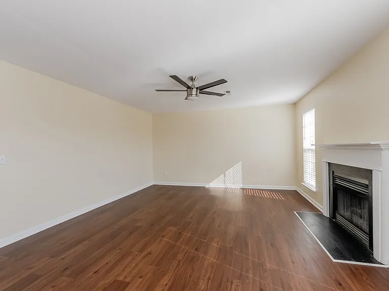 1043 Vanguard Dr — Photo 4