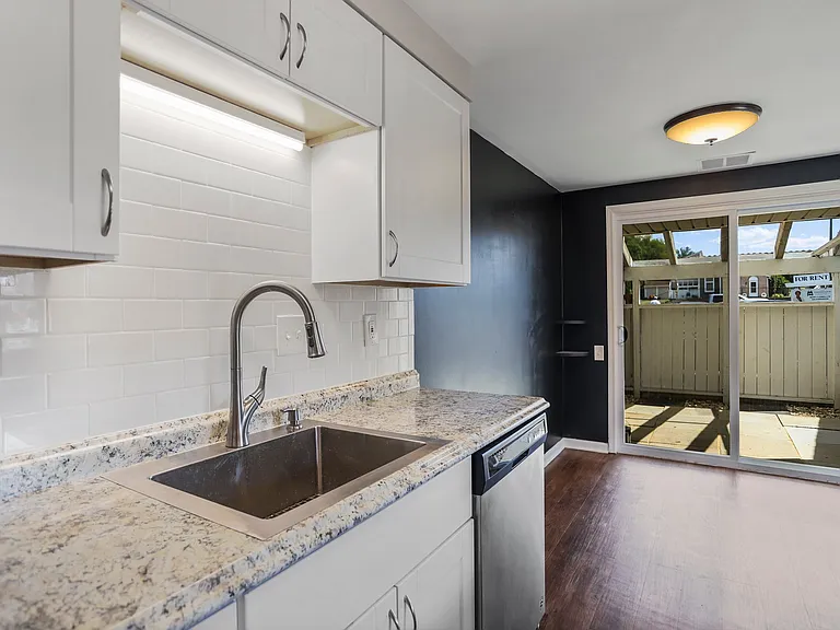 1523 Kensington Dr — Photo 16