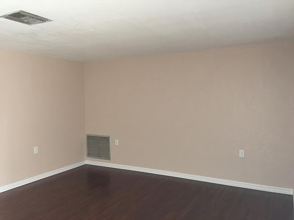 3rd image of 5204 Forest Hills Dr