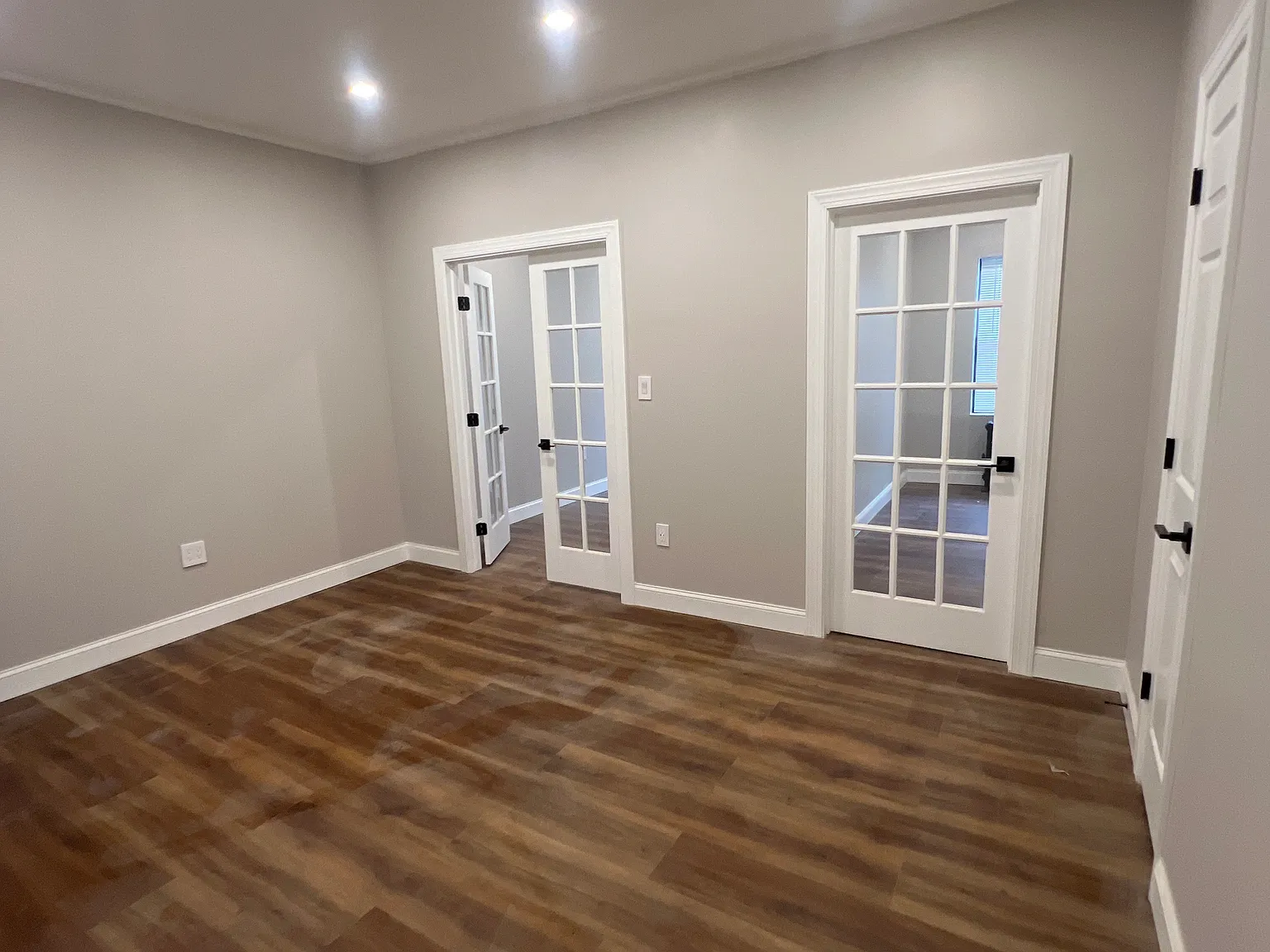 219 Mallory Ave — Photo 3