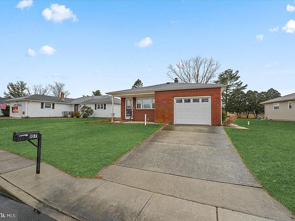 2nd image of 107 Bonaire Dr
