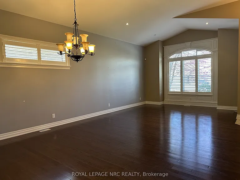 7 Sapphire Ct N — Photo 12