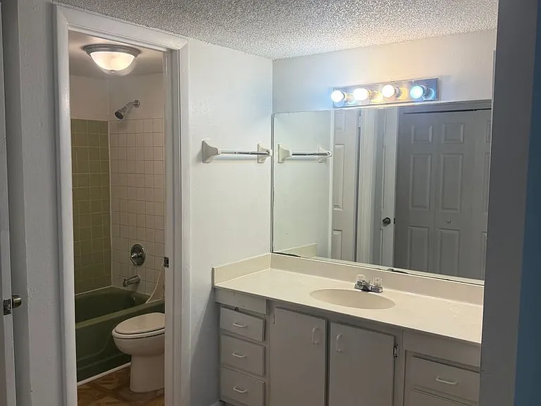 861 Sky Lake Cir #C — Photo 25