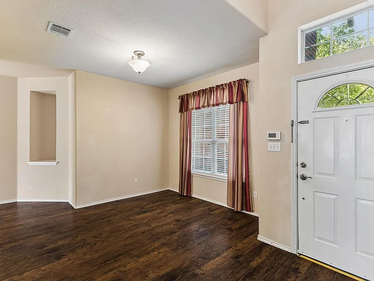 2404 Kristen Ln — Photo 8