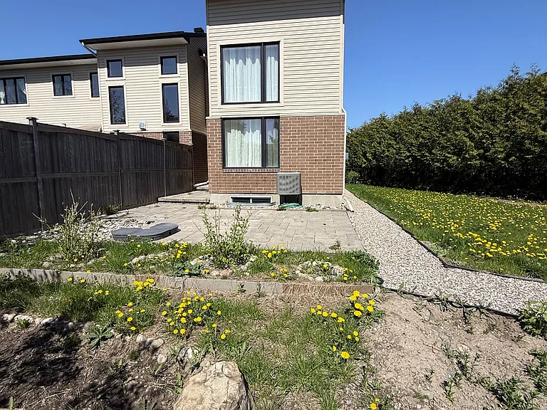 1158 Tischart Cres — Photo 33