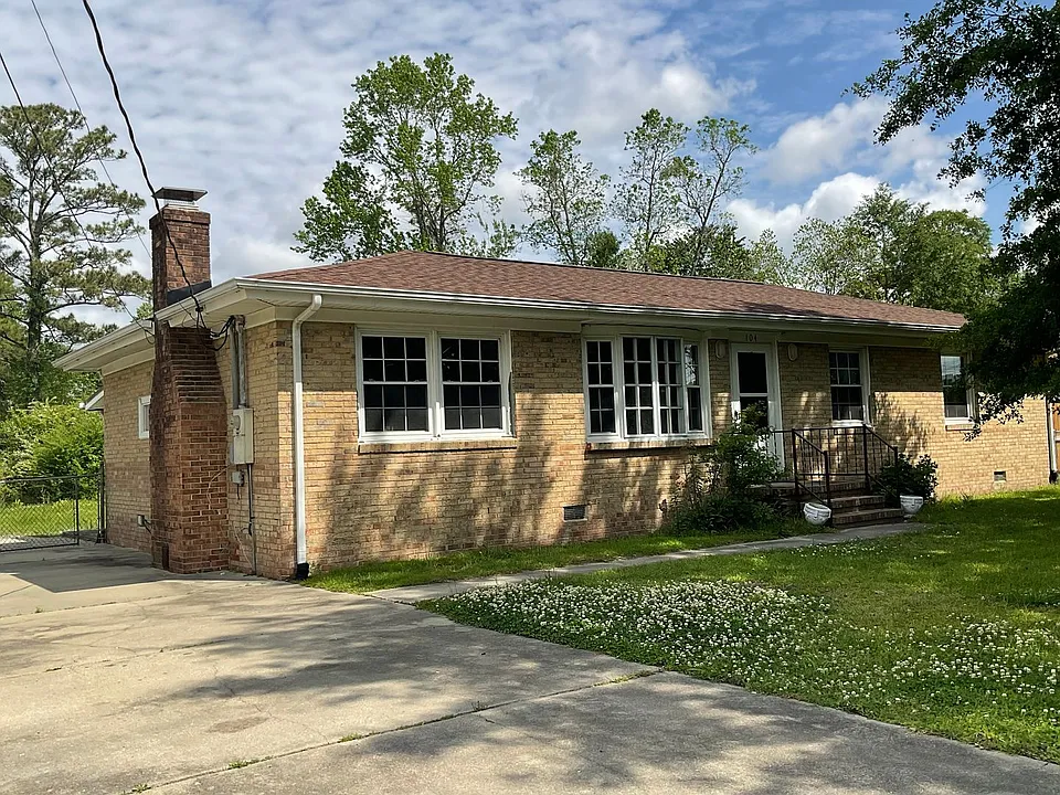 104 Greencrest Cir