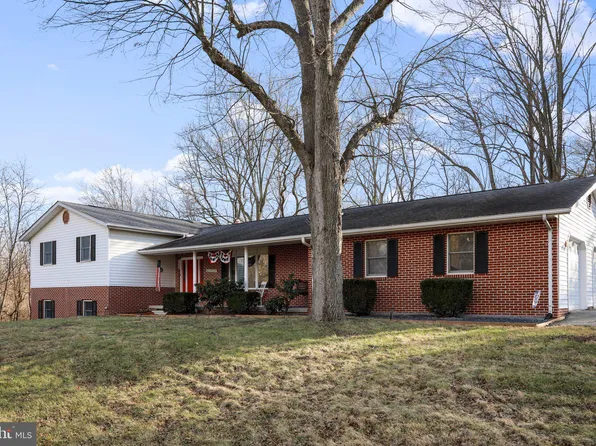 588 Fieldstone Dr, Bunker Hill, WV 25413