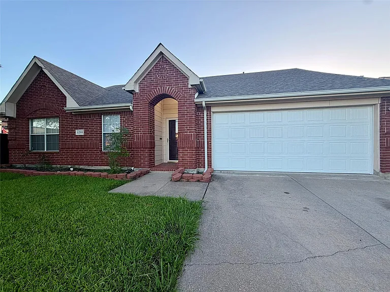 1201 Cumberland Ct — Photo 2