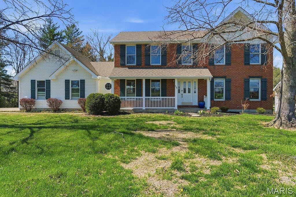 1104 S Charlemagne Dr