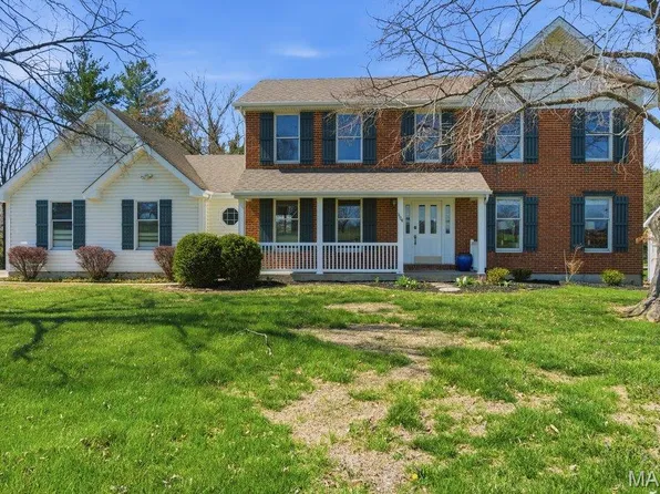 1104 S Charlemagne Dr, Lake Saint Louis, MO 63367