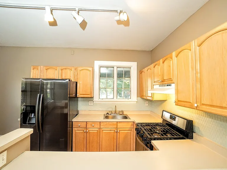 595 University Ave — Photo 11