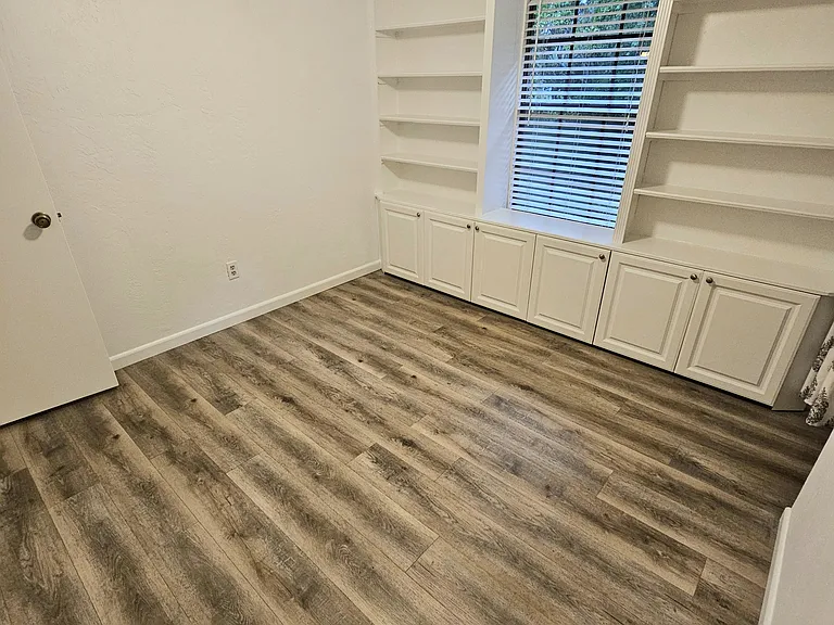 Small bedroom/office