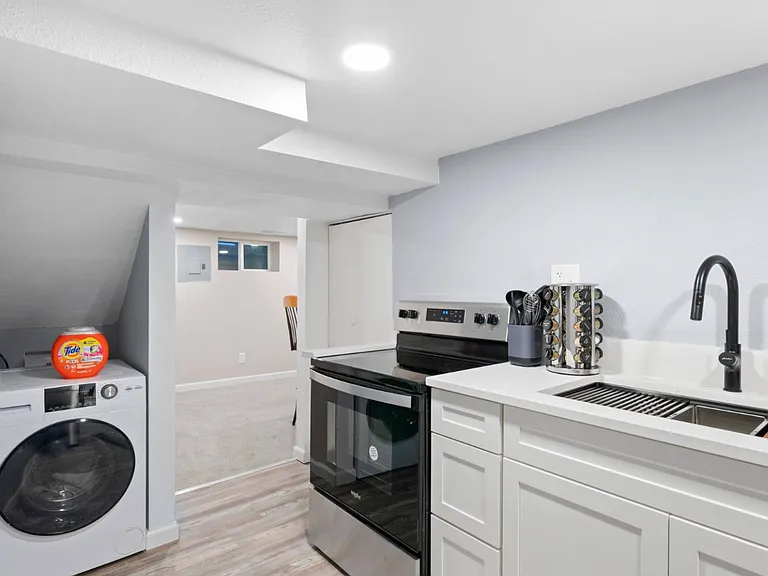 135 S Hooker St — Photo 11
