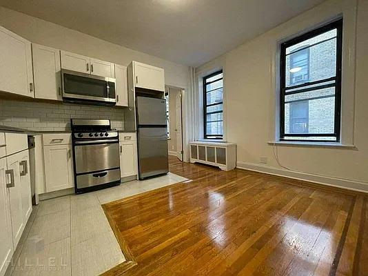 Rented by Hillel Realty Group | media 3