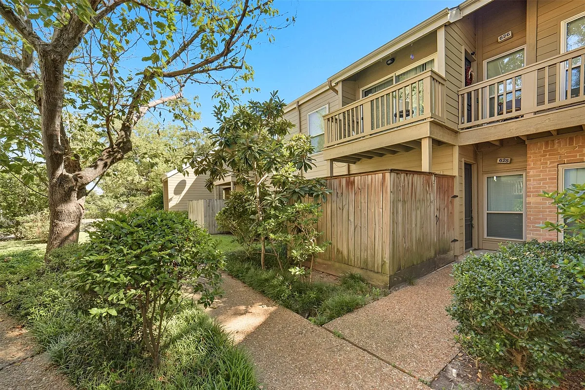 Building Photo - 2100 Tanglewilde St #625