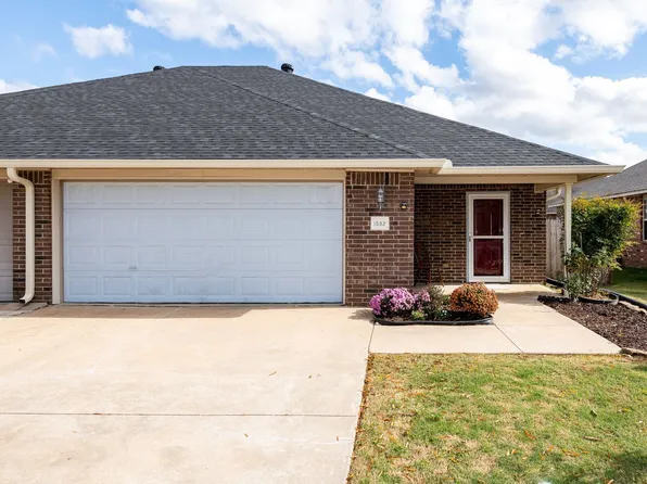 1582 N Willowbrook Dr, Fayetteville, AR 72703