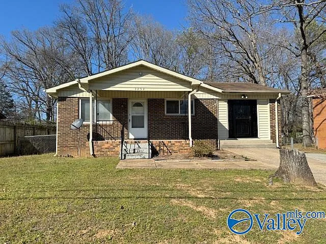 3 bed, 1.5 bath, 1368 sqft, $1,295 — Photo 1