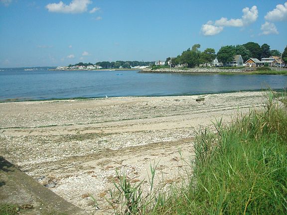 1 minute walk to two beaches