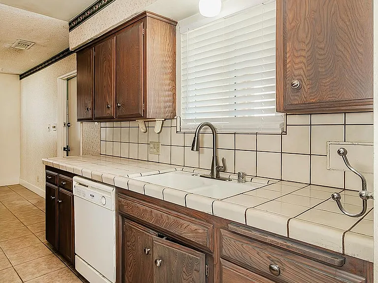 4411 N Winery Ave — Photo 19
