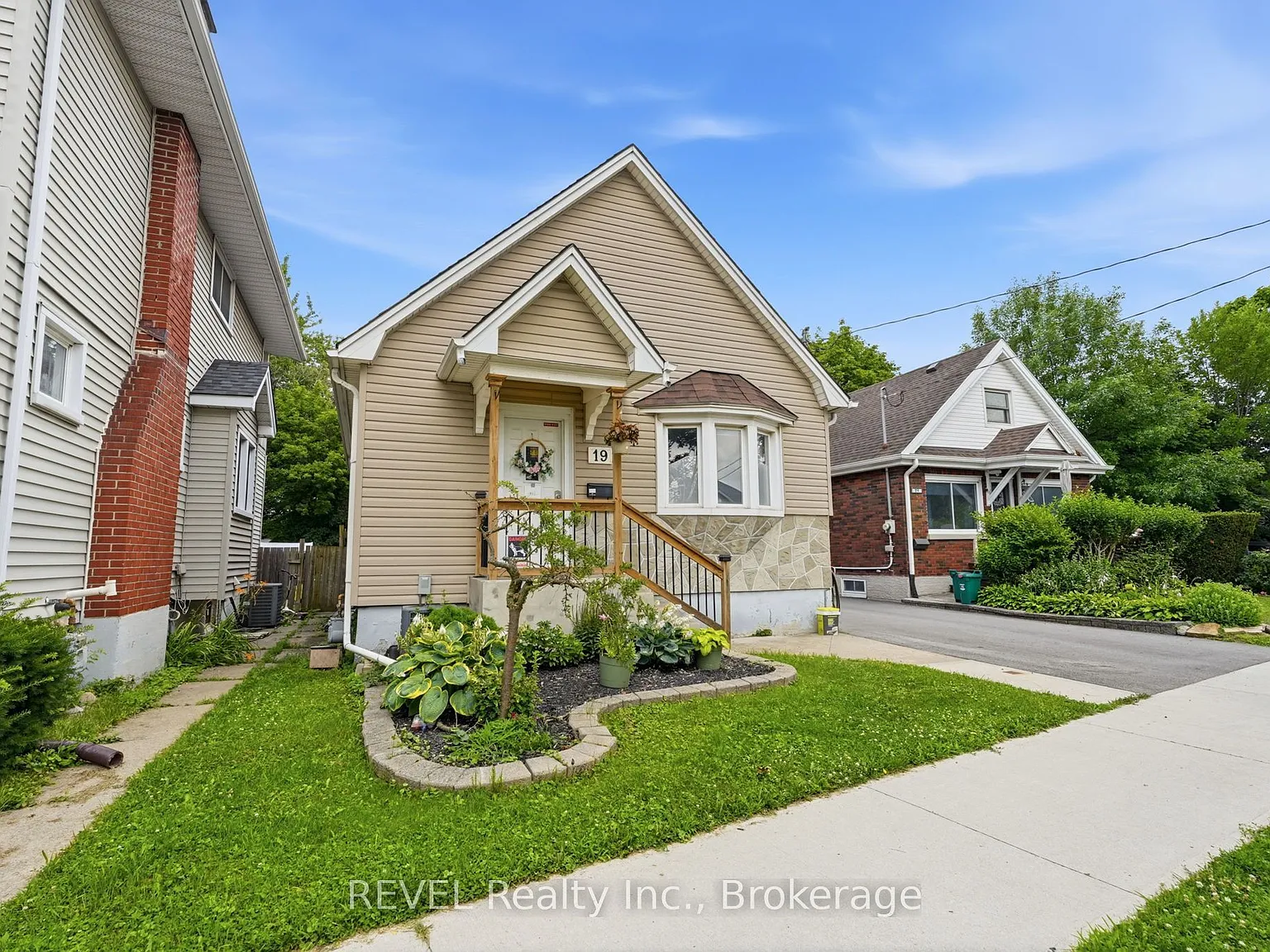 4 bed, $2,300 — Photo 2