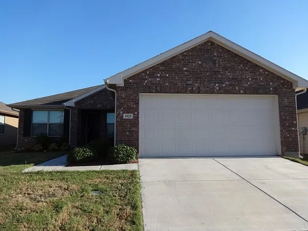 1925 Beach Dr — Photo 1