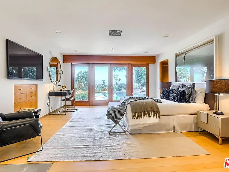 2238 Stradella Rd — Photo 40