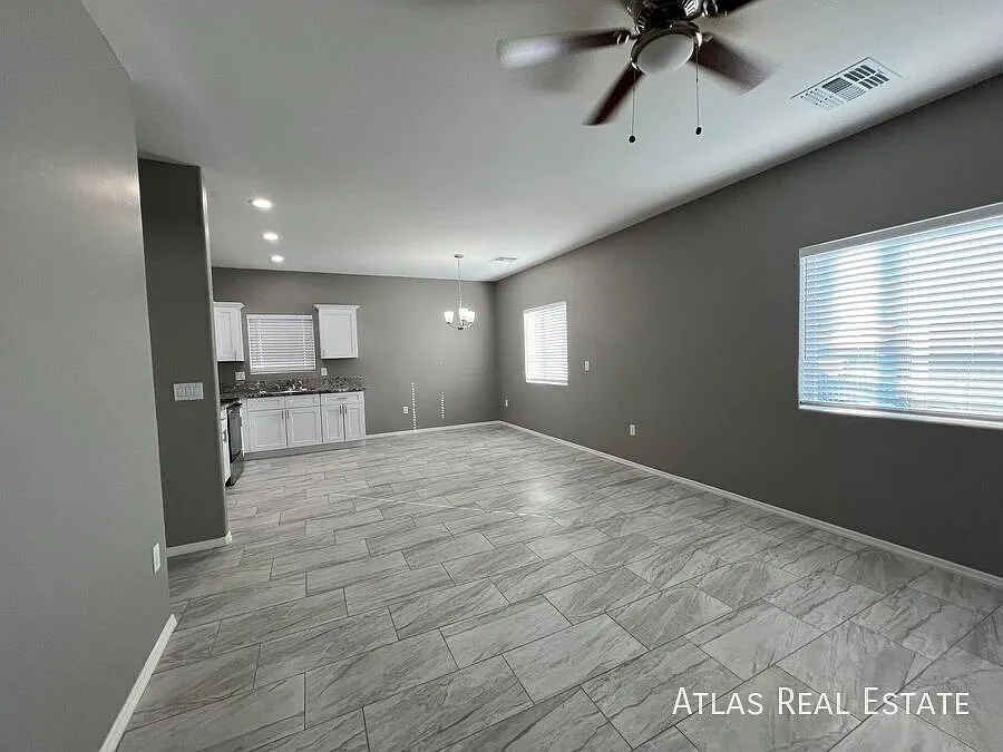 Newer 3 Bedroom Unit Near U Of A! — Photo 2