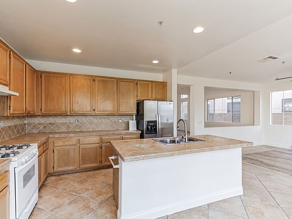 4th image of 16687 Baywood Ln