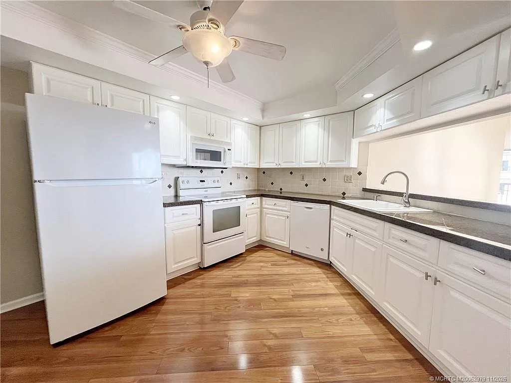 2 bed, 2.0 bath, 1437 sqft, $3,000 — Photo 4