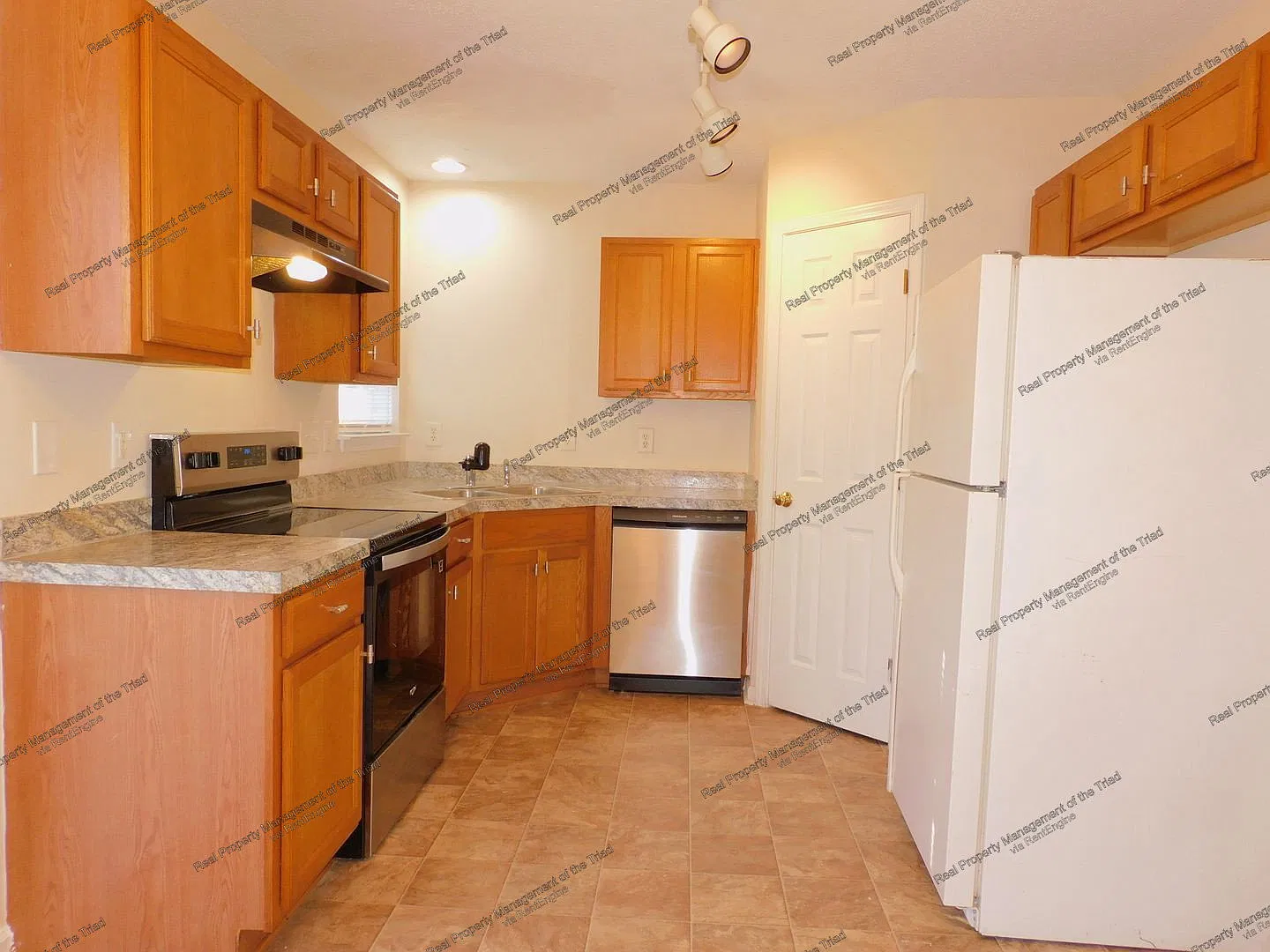 3 bed, 2.5 bath, 1280 sqft, $1,750 — Photo 4